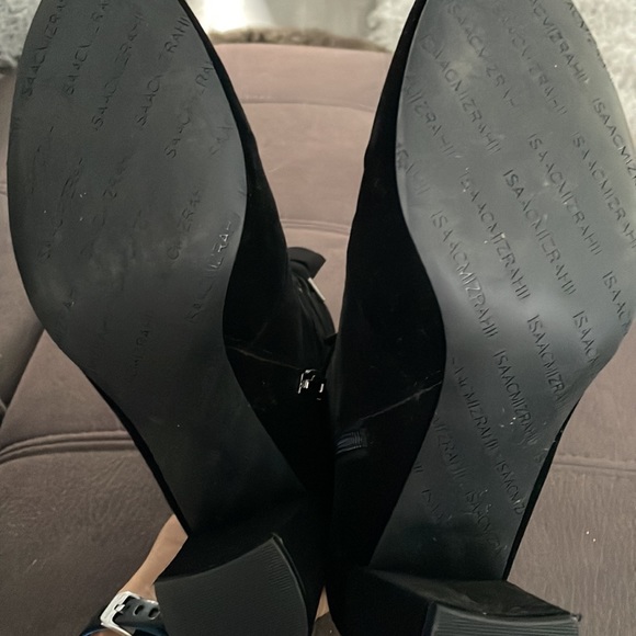 ISAAC MIZRAHI NWOT Black with Flower Design Velour Style Heeled Booties Size 9 - Picture 11 of 12
